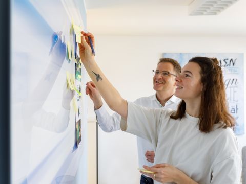 Aysberg-Team beim kreativen Brainstorming am Whiteboard