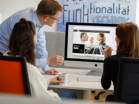 Team bespricht Details zu einer Website