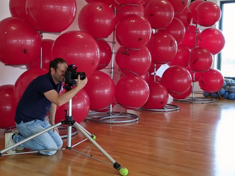 Fotograf beim Fotoshooting im Fitnessstudio