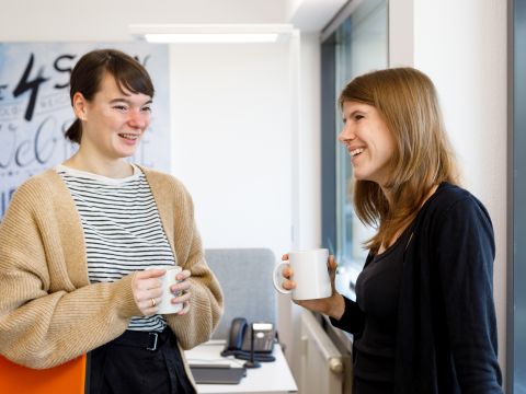 Webdesigner im lockeren Gespräch in der Agentur