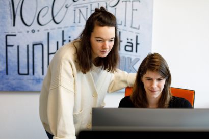 Webentwicklerin am Arbeitsplatz