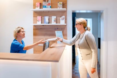 Justine Börzsönyi-Dilenge mit Arzthelferin am Empfang der Gynpraxis Dilenge Freising