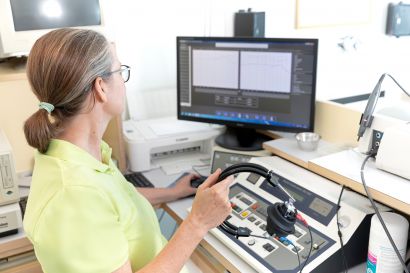 Arzthelferin der HNO Praxis Ziss an einem Untersuchungsgerät