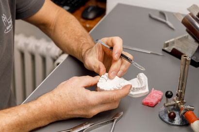 Anfertigen einer Zahnspange anhand eines Gipsabdrucks Kieferorthopädie Heilmeier Freising 