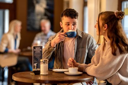 Gäste im Naschwerk trinken Kaffee