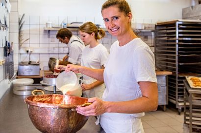 Konditorin stellt Teig her im Naschwerk