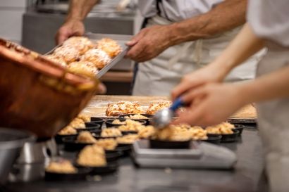 Mitarbeiter des Naschwerks beim Portionieren von Teig