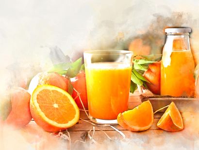 Orange, grüner und roter Smoothie mit Strohhalmen