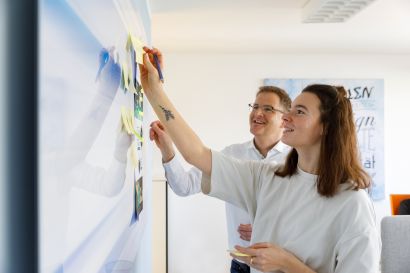 Aysberg-Team beim kreativen Brainstorming am Whiteboard