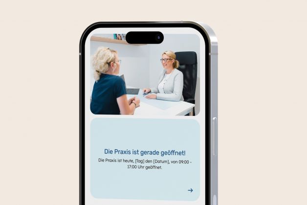 Statusanzeige der Öffnungszeiten am iPhone Website der Gynpraxis Dilenge Freising auf iPad