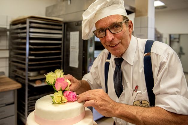 Andreas Lange beim Dekorieren von Torten
