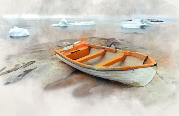 Oranges Ruderboot auf einem Felsstrand im Eismeer