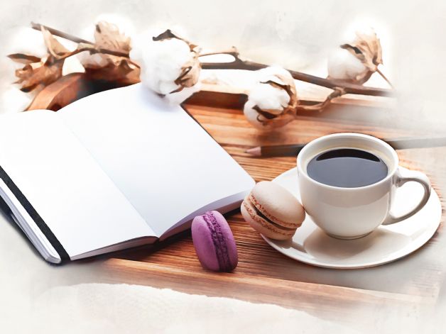 Kaffee, Macarons und Buch auf Tablett