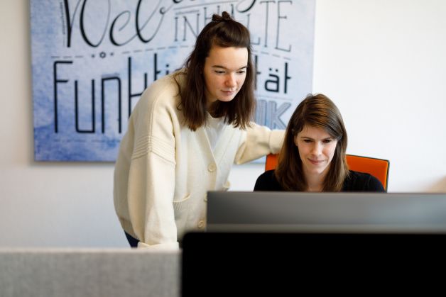 Mitarbeiterinnen gemeinsam am Computer