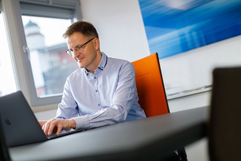 Jan Kurschewitz am Macbook in der Agentur
